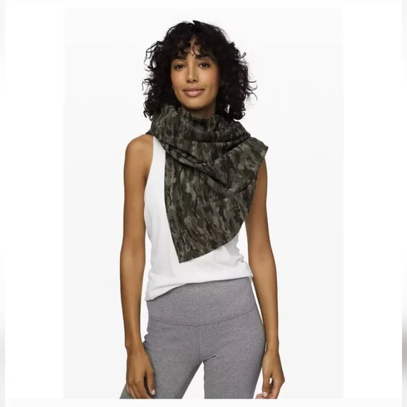 lululemon athletica Charcoal Camouflage Vinyasa Wrap - Picture 12 of 13